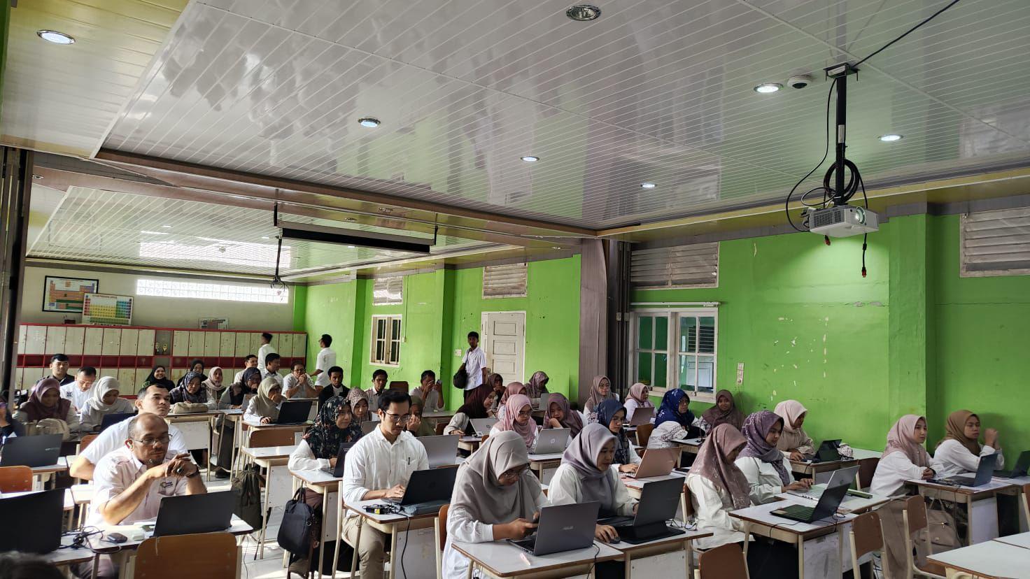 Prodi Kimia FST UIN Ar-Raniry Gelar Workshop Pengembangan Media Pembelajaran Berbasis Augmented Reality di SMK SMTI Banda Aceh